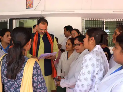 तस्वीर साल 2024 की है, जब NHM संविदा कर्मी ज्ञापन के जरिए अपनी मांग रख रहे थे।