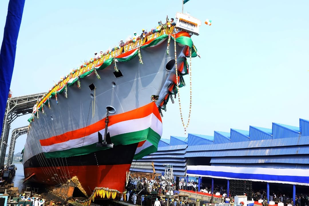 INS उदयगिरि में एडवांस स्टेल्थ फीचर्स हैं, जो इसे दुश्मन के रडार, इंफ्रारेड (गर्मी सेंसर) और ध्वनि सेंसर से बचाने में मदद करते हैं।