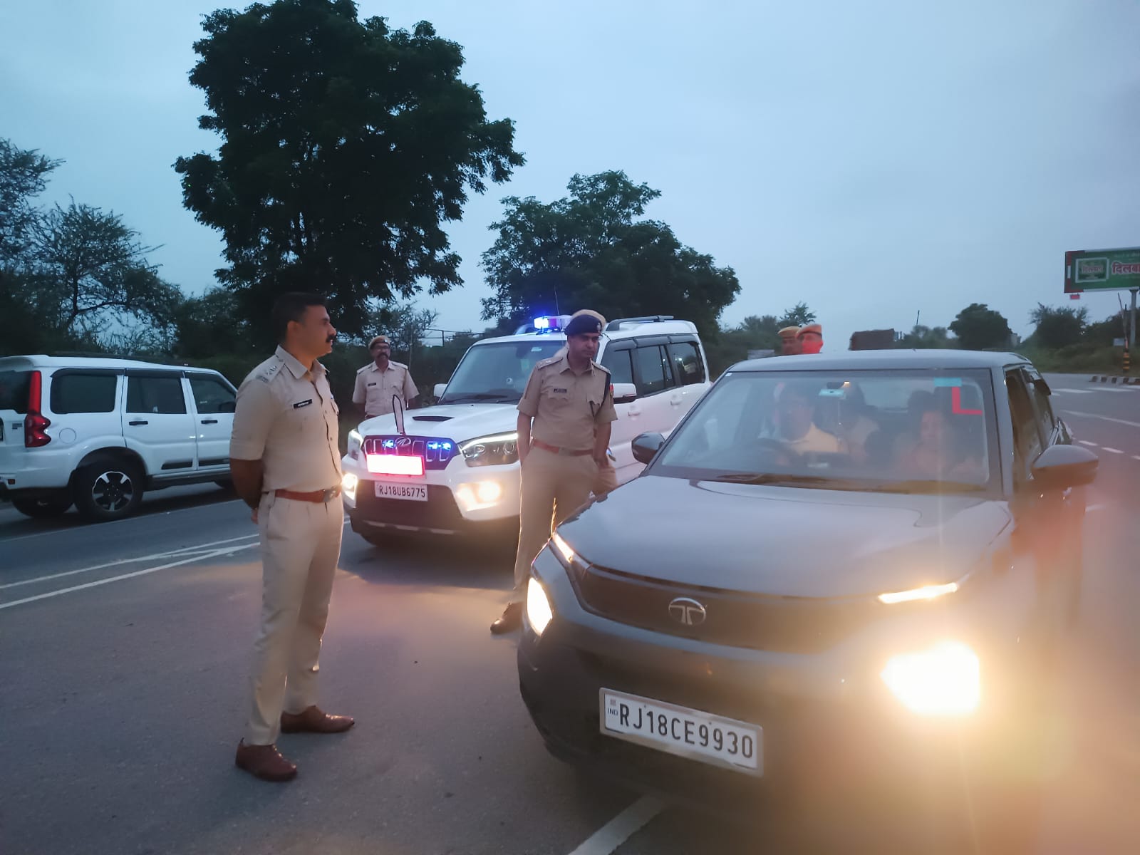 घोड़ीवारा तिराहे पर संदिग्ध वाहनों की गहन चेकिंग करते पुलिस जवान।