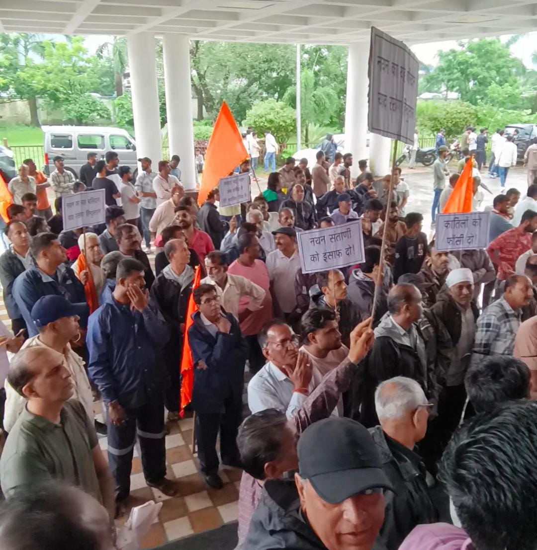 समाजजन हाथों में न्याय के लिए लिखे संदेश की तख्तियां लेकर पहुंचे।