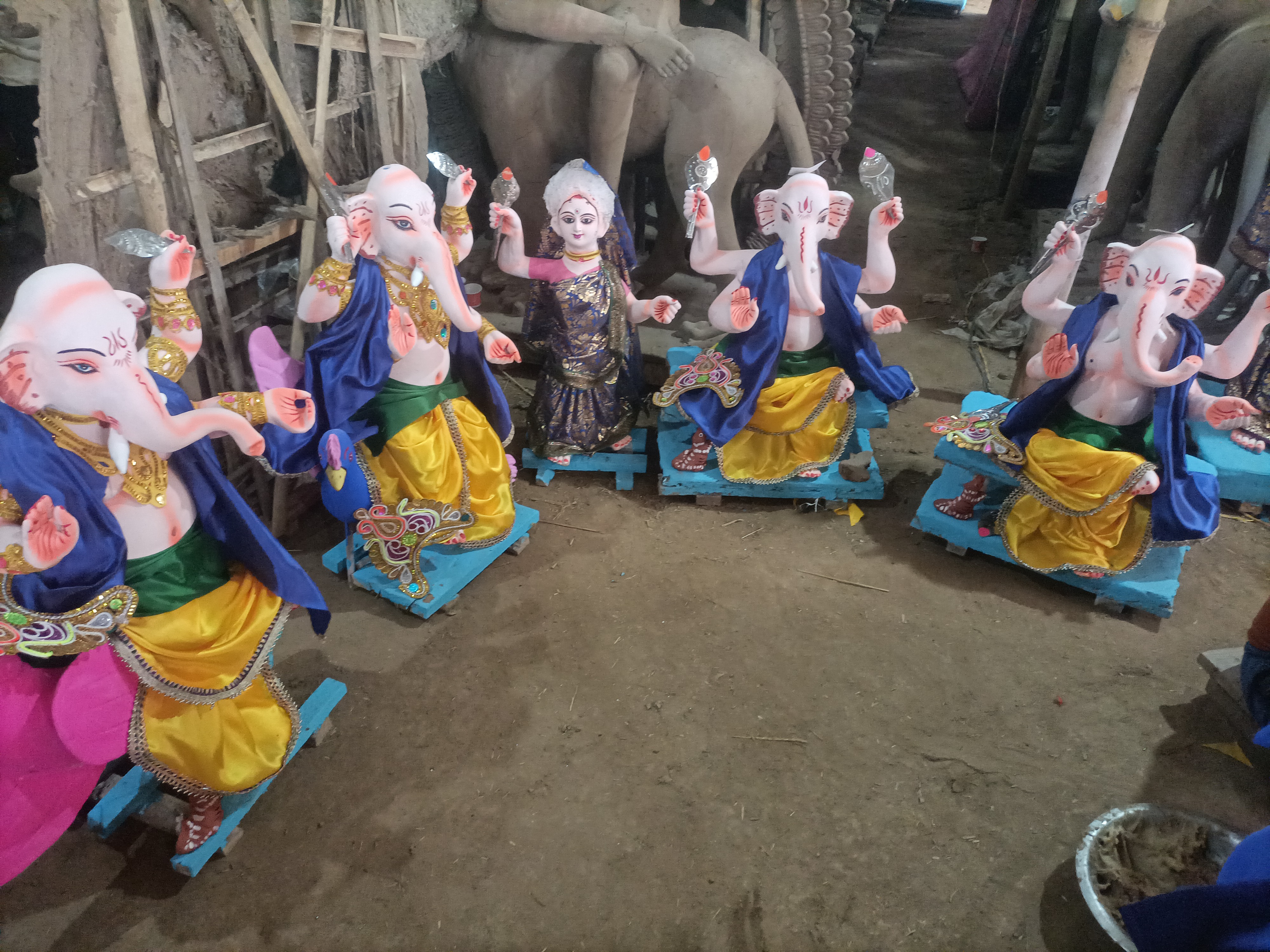 कार्यशाला में सूखने के लिए रखी गई अलग-अलग आकार की इको-फ्रेंडली गणेश प्रतिमाएं।