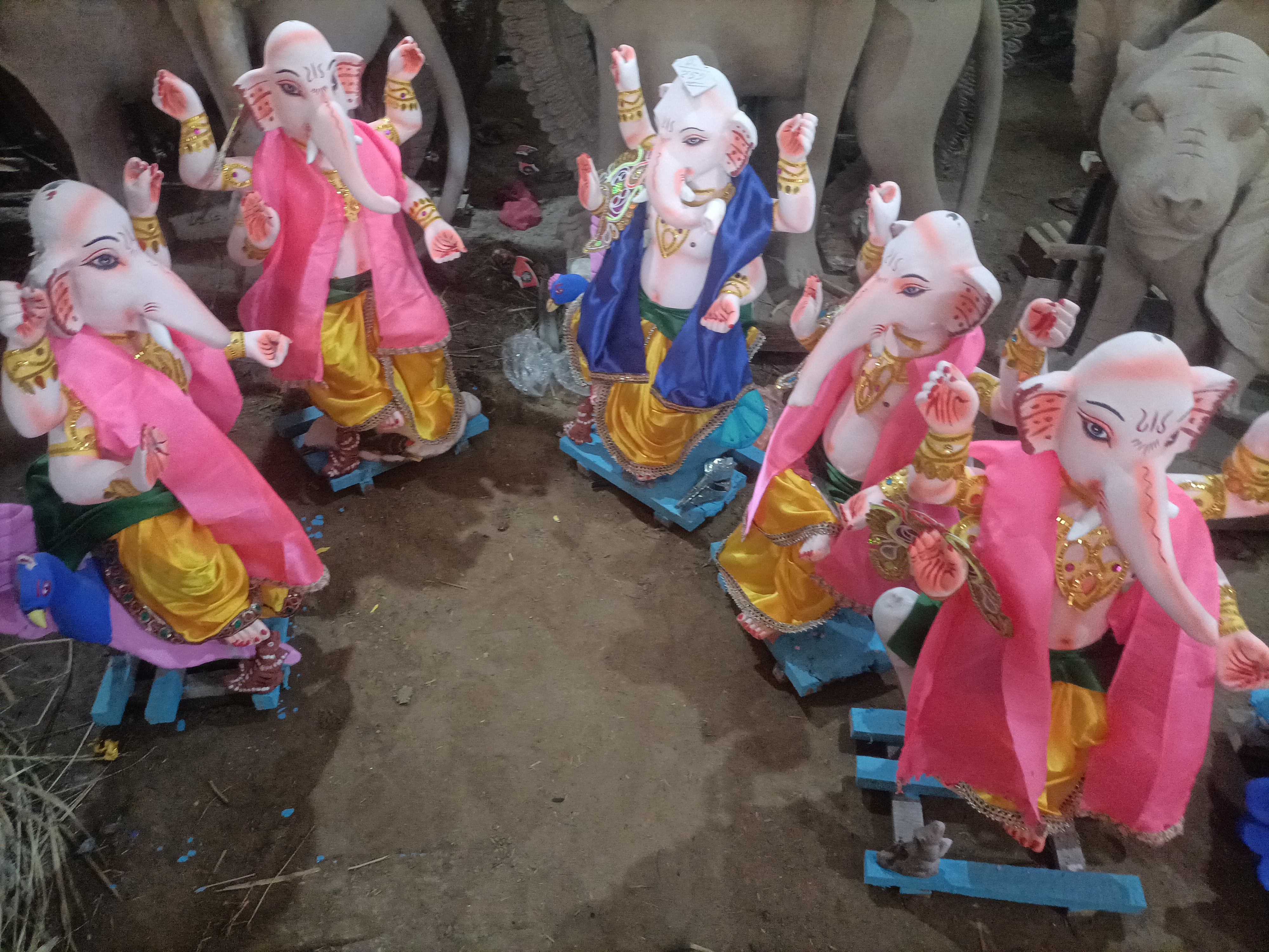 श्रद्धा और कला का संगम – बलराम द्वारा तैयार की गई आकर्षक गणेश मूर्तियां।