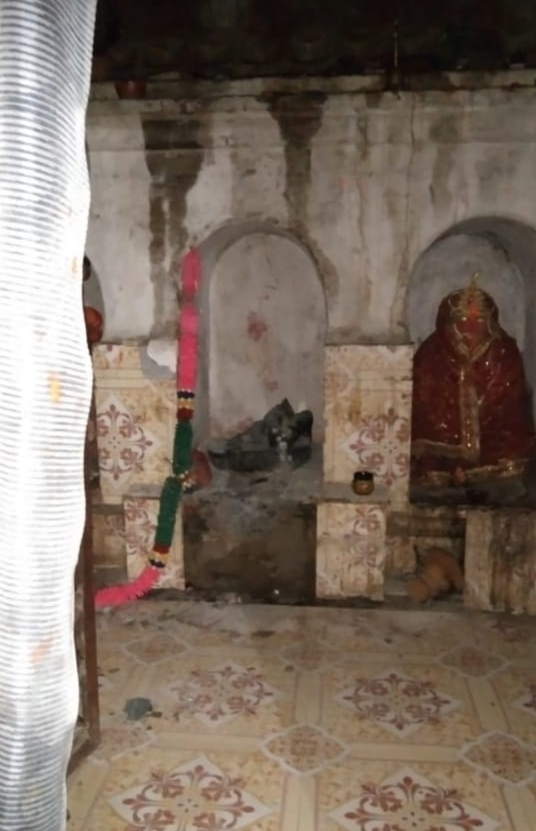 प्राचीन मंदिर में नहीं है सुरक्षा का इंतजाम।