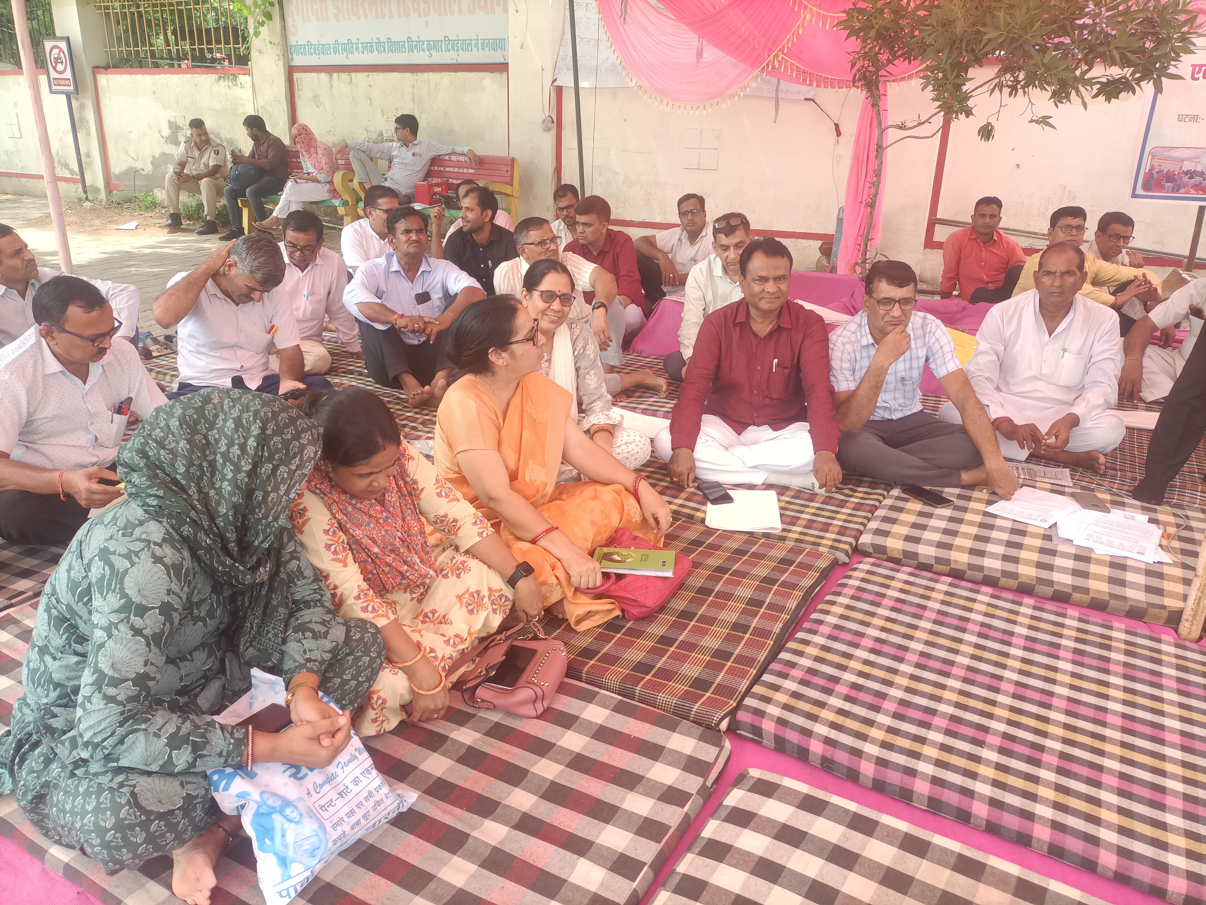 धरने में नारेबाजी करते शिक्षक, शिक्षा विभाग में हो रही अनियमितताओं पर जताया विरोध