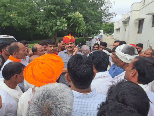 परिजनों की ओर से बच्चें की हत्या का आरोप लगाते हुए किशनगढ़ के यज्ञनारायण अस्पताल में धरना देकर आरोपियों को गिरफ्तार करने की मांग की जा रही है।