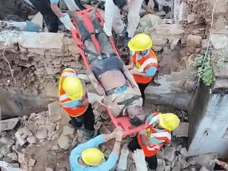 एसडीईआरएफ की टीम ने मलबे में दबे लोगों को निकाला और अस्पताल पहुंचाया।