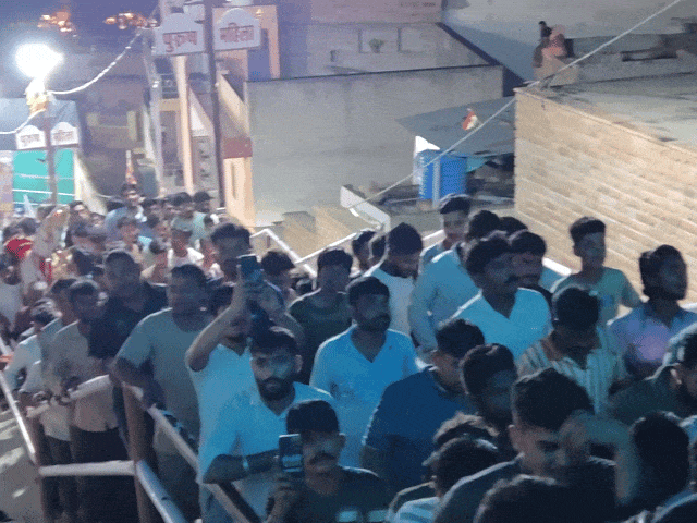 रात 12 बजे भी श्रद्धालुओं की भारी भीड़ रही।