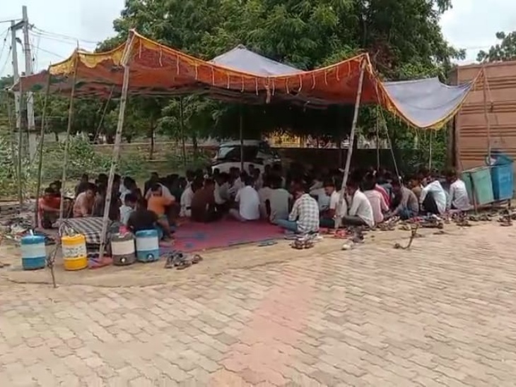 मृतक के परिजन व RLP के कार्यकर्ता मॉर्च्युरी के बाहर धरने पर बैठे है।