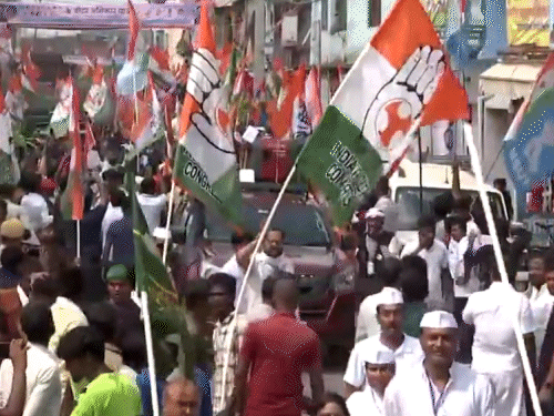 प्रियंका म्हणाल्या- मत चोरी झाली तर तुमची ओळख नष्ट होईल: राहुल म्हणाले- शहा 40-50 वर्षे सरकार चालवण्याबद्दल बोलले, कारण ते मते चोरत आहेत या यात्रेत मोठ्या संख्येने काँग्रेस-राजद कार्यकर्ते सहभागी झाले.