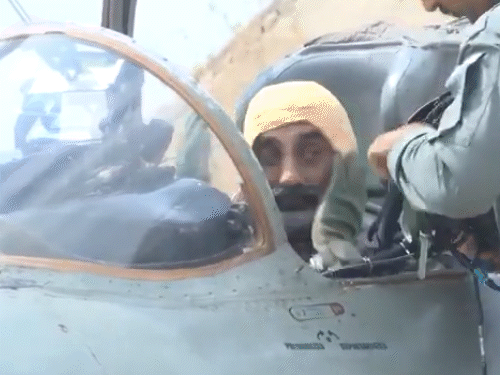 वायुसेना प्रमुख एयर चीफ मार्शल एपी सिंह बीकानेर के नाल एयरबेस पर 25 अगस्त को MiG-21 में उड़ान के बाद भावुक हो गए।