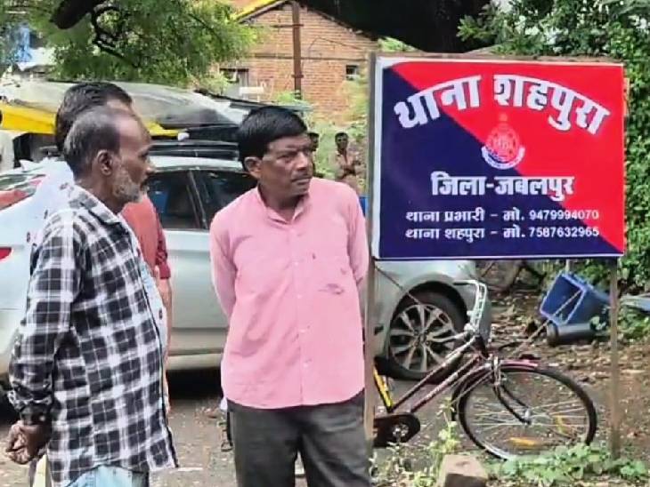 चोरी के बाद से स्थानीय लोगों ने पुलिस की कार्यप्रणाली पर सवाल उठा रहे हैं।