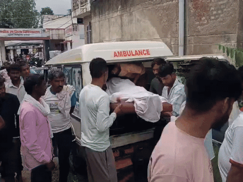 राहगीरों की मदद से घायलों को एंबुलेंस से पावटा हॉस्पिटल पहुंचाया गया।