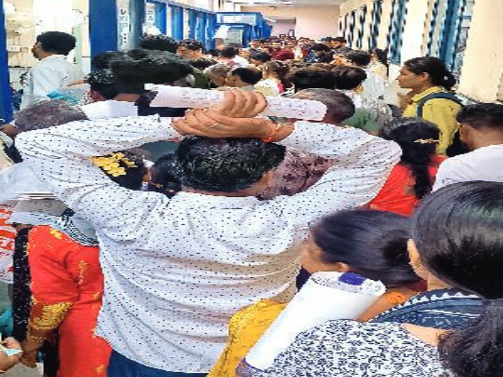 एम्स में टोकन सिस्टम खत्म होने के बाद मरीजों के परिजनों को लंबी-लंबी लाइनों में लगना पड़ रहा है। - Dainik Bhaskar