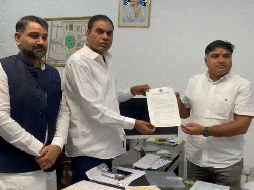 एडहॉक कमेटी सदस्य आशीष तिवाड़ी राज्यसभा सांसद घनश्याम तिवारी के पुत्र हैं।