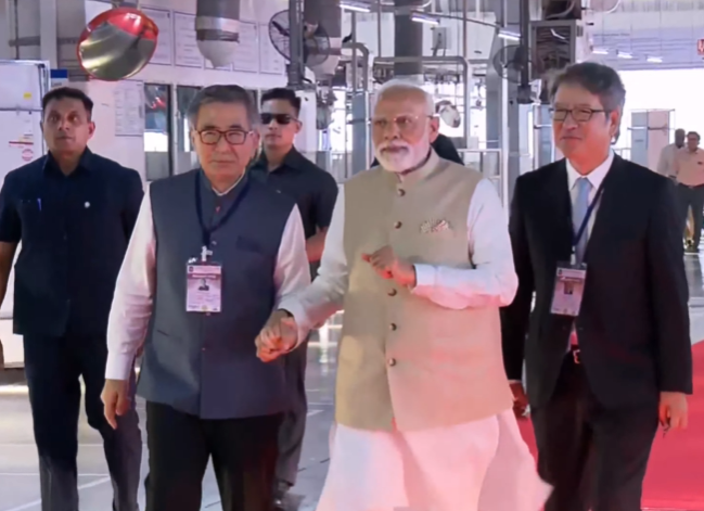 प्रधानमंत्री नरेंद्र मोदी गुजरात के अहमदाबाद में हंसलपुर सुजुकी मोटर प्लांट पहुंचे थे।