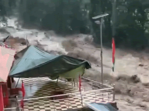 डोडा जिले के भद्रवाह में गुप्त गंगा मंदिर के सामने बादल फटने के बाद अचानक पानी का सैलाब आ गया। - Dainik Bhaskar