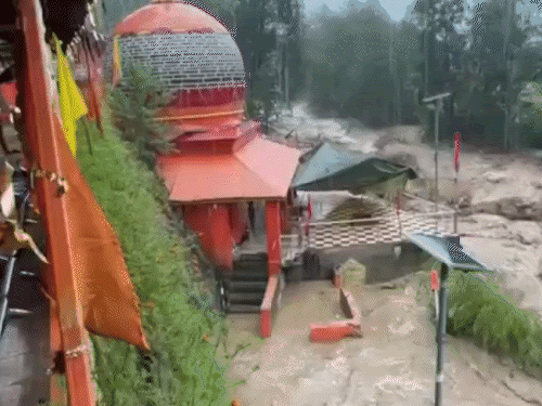 डोडा के भद्रवाह में मंगलवार को अचानक आई बाढ़ ने गुप्त गंगा मंदिर को अपनी चपेट में ले लिया।