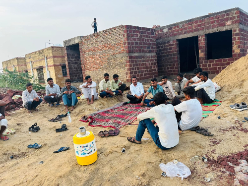 मृतक के परिजन व RLP के कार्यकर्ता मॉर्च्युरी के बाहर धरने पर बैठे