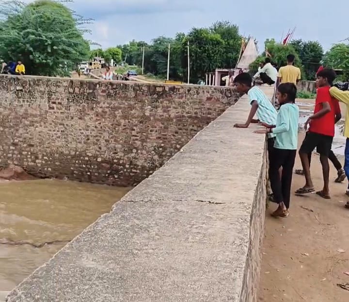 डेम पर पानी को देखने के लिए पहुंच रहे लोग।