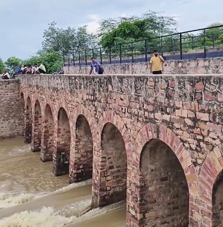 बोकोली हेड के सभी गेट खोलकर पानी को आगरा की तरफ किया जा रहा डायवर्ट।