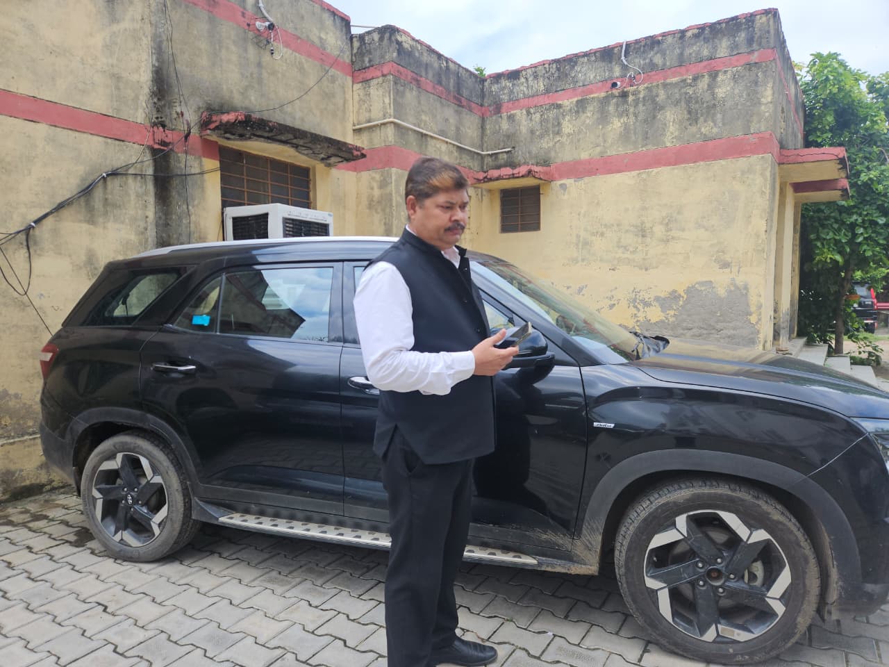 तस्वीर में नजर आ रही कार हुंडई की अलकाजार है। इसे कीर्ति सिंह ने 2022 में खरीदा था।