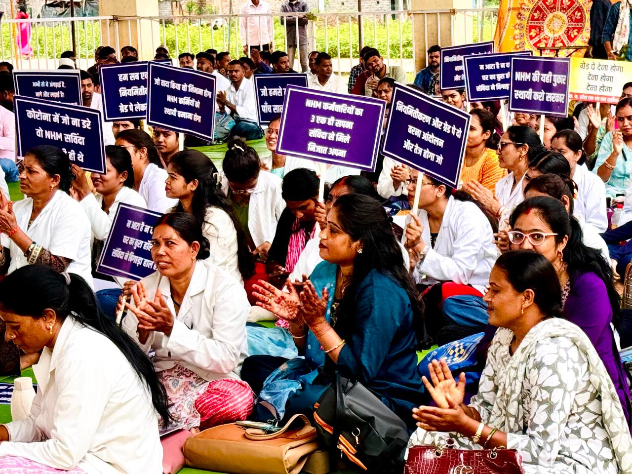 कर्मचारियों को प्रदर्शन करते हुए सप्ताह भर से अधिक हो गए।