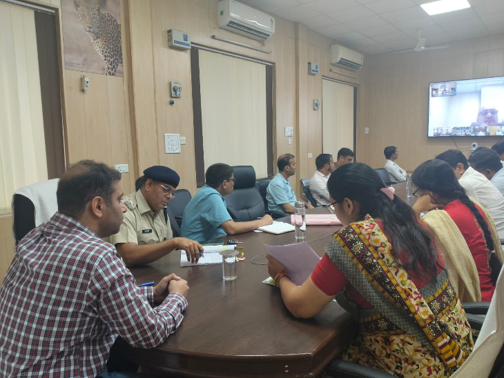 मॉक ड्रिल की तैयारियों पर चर्चा के लिए आयोजित वीसी में चित्तौड़गढ़ कलेक्टर आलोक रंजन, अतिरिक्त संभागीय आयुक्त कोटा ममता तिवाड़ी, एडीएम रावतभाटा एवं इंसीडेंट कमाण्डर विनोद कुमार मल्हौत्रा, एडीएम सीलिंग कृष्णा शुक्ला, एसडीएम लाडपुरा गजेन्द्र सिंह, सहित अन्य अधिकारी शामिल हुए।