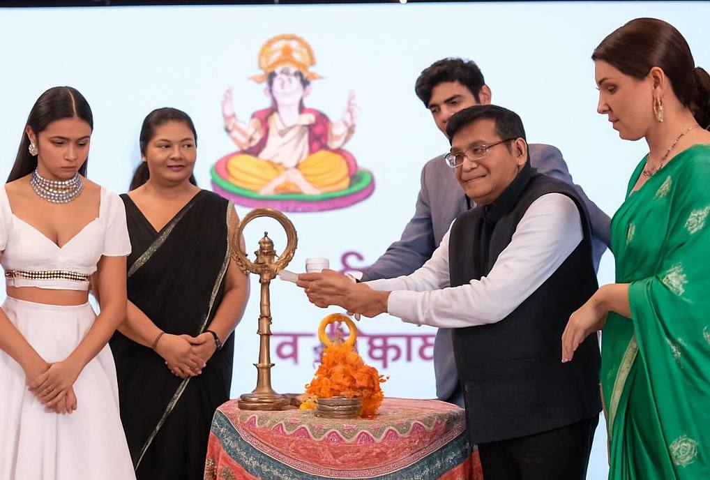 इवेंट की शुरुआत भगवान गणेश के सामने दीप प्रज्वलन के साथ की गई।