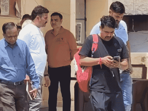 काली टी-शर्ट में यतेंद्र शर्मा दिख रहे हैं। नीली शर्ट में ड्रग विभाग के अधिकारी नरेश मोहन दिख रहे हैं।