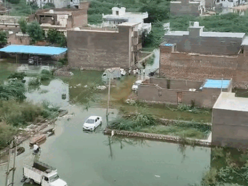 सुंदेलाव तालाब की 5 कॉलोनियां चार दिन से जलमग्न हैं।