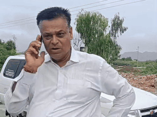कॉलोनी में रहने वाले राजूभाई माली ने कई बार जिम्मेदारों को फोन लगाए, लेकिन जलभराव की समस्या को लेकर खास रिस्पॉन्स नहीं मिला।
