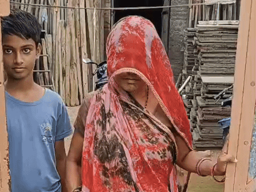 कॉलोनी निवासी भागू देवी के घर के अंदर तक पानी घुस गया है। बदबू से हाल बेहाल है। घर में परिवार कैद होकर रह गया है।