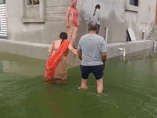 लोग बड़ी मुश्किल से यहां जीवन यापन कर रहे हैं। एक दूसरे की मदद कर रहे हैं।