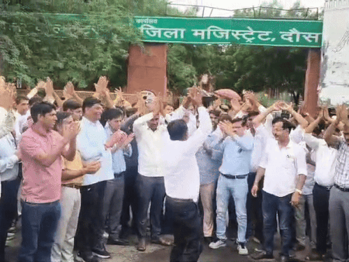 राजस्वकर्मी भी कार्रवाई की मांग को लेकर धरने पर बैठे हुए थे