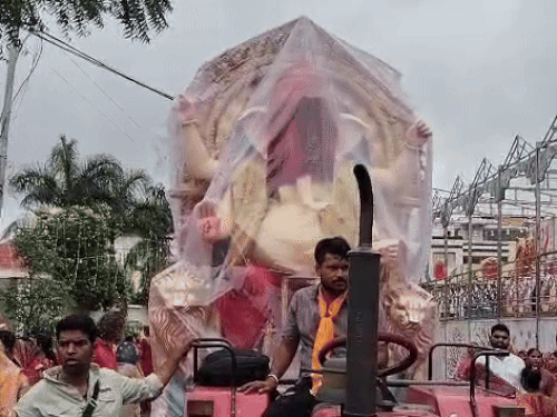 14 फीट की प्रतिमा को क्रेन की मदद से पांडाल में रखा।