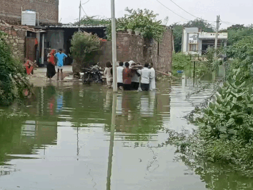 तस्वीर में नजर आ रहा है कि परिजनों ने पहले कंधे पर बुजुर्ग को ले जाने की कोशिश की थी। इसके बाद सिविल डिफेंस टीम को बुलाया।
