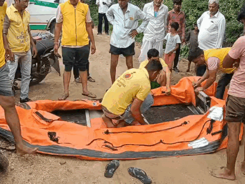 टीम आई और मौका देखा। इसके बाद नाव तैयार की।