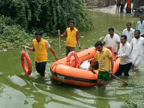 फिर बुजुर्ग को नाव में बैठाया और उन्हें अस्पताल की ओर ले गए। जहां बीच में पानी कम हुआ तो एम्बुलेंस में बुजुर्ग को शिफ्ट कर दिया।
