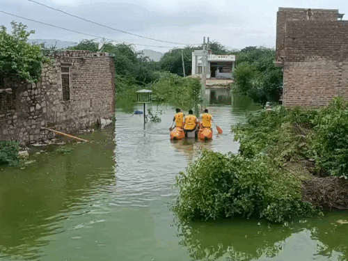 तस्वीर, जालोर की है जहां पानी भर जाने के बाद सिविल डिफेंस की टीम दौरे कर रही है।