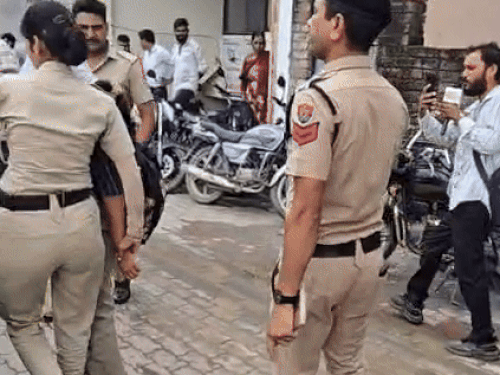 लड़कियों को हिरासत में लेकर जाती महिला पुलिस।