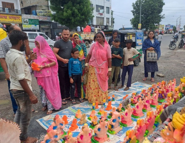शहर के बांगड़ कॉलेज के निकट बुधवार को गणेश प्रतिमा खरीदते हुए श्रद्धालु।
