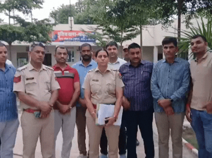 कार्रवाई करने वाली पुलिस टीम। डीएसटी टीम और गोकुलपुरा पुलिस ने इस कार्रवाई को अंजाम दिया।