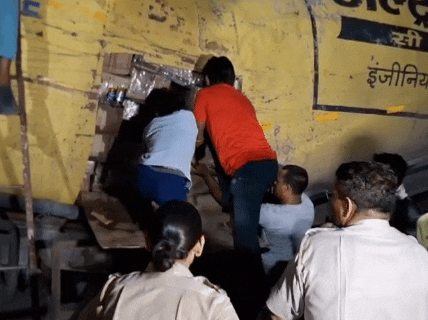 टैंकर से शराब के कार्टून निकालते हुए।