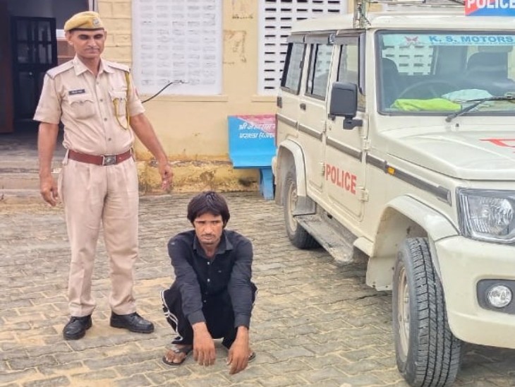 पुलिस की हिरासत में आरोपी।