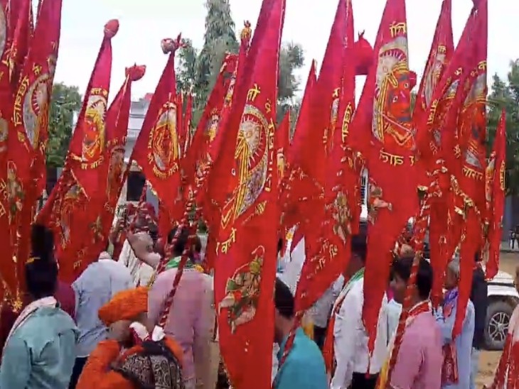 निशान पदयात्रा में सीकर से सैंकड़ों श्रद्धालु शामिल हुए।