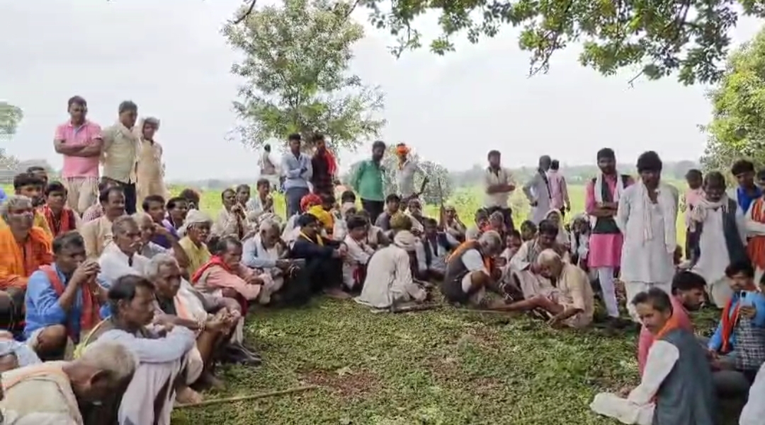 गांव के पास ही समाज की पंचायत बुलाई गई।