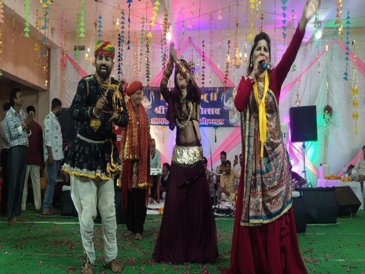 मंगलवार रात को शहर में हुई भजन संध्या में प्रस्तुति देते कलाकार।