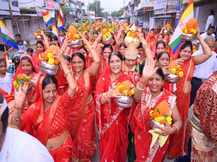 शहर में निकाली गई कलश यात्रा।