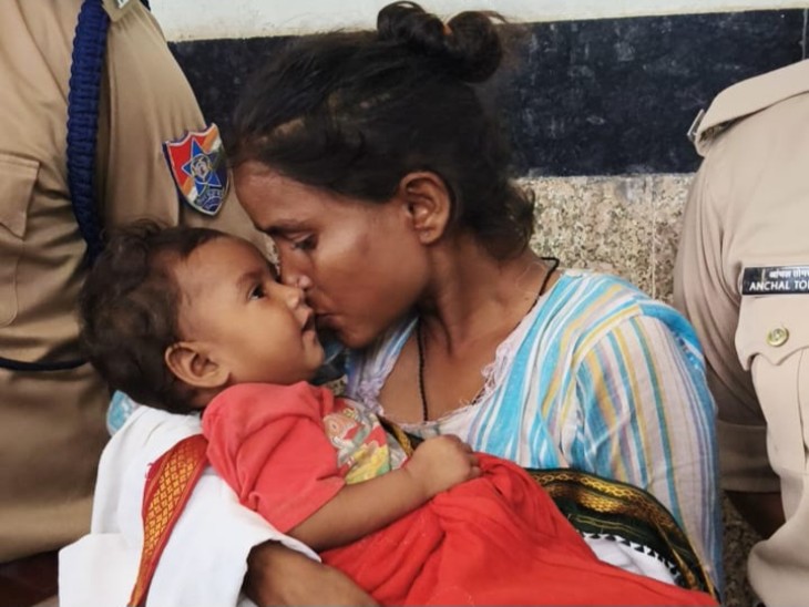 समिति ने माता पिता से पहचान पत्र मांगा लेकिन वह कोई वैध पहचान पत्र नहीं दिखा सके