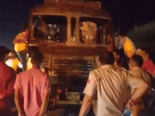 फायर बिग्रेड बुलाकर आग पर काबू पाया गया।